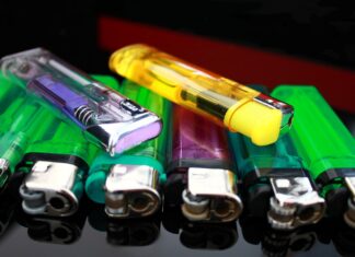 Brichete contrafăcute de 900.000 lei, confiscate în Portul Constanța brichete