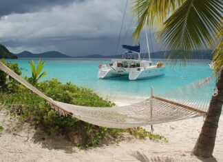 Catamaran: eleganța și versatilitatea pe ape