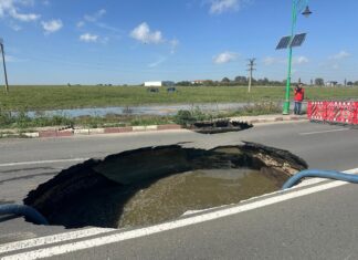 Drum surpat între Năvodari și Lumina din cauza avarierii unei conducte în timpul lucrărilor la rețeaua electrică Foto: RAJA