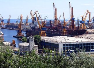 Mii de parfumuri contrafăcute, descoperite de poliţiştii de frontieră constănţeni