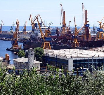 Mii de parfumuri contrafăcute, descoperite de poliţiştii de frontieră constănţeni