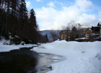 Turist străin, mort după ce a sărit cu un snowmobil în albia pârâului Azuga azuga