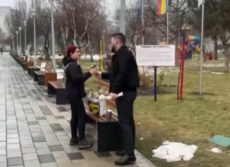 1 Martie în Sectorul 5. Primarul Vlad Popescu Piedone a împărțit mărțișoare doamnelor