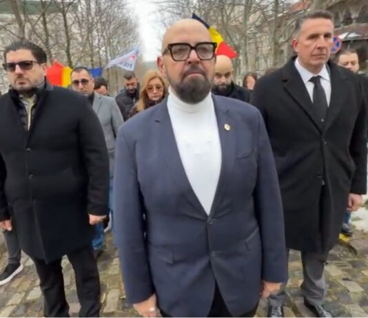 Cristian Popescu Piedone și membrii PNRR au depus coroane de flori la statuia lui Alexandru Ioan Cuza: „Să ne unim în cuget și simțire!”