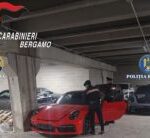 20 de autoturisme de lux, dobândite prin fraudă în România, descoperite într-o localitate rurală din Italia