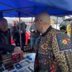 Piedone, printre români, într-un târg de vechituri: „Aici găsești suflet, nu doar obiecte”
