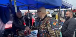 Piedone, printre români, într-un târg de vechituri: „Aici găsești suflet, nu doar obiecte”