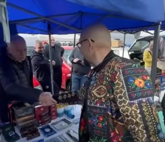 Piedone, printre români, într-un târg de vechituri: „Aici găsești suflet, nu doar obiecte”