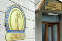 Șefă a Oficiului Național pentru Jocuri de Noroc, reținută pentru luare de mită; soțul său, acuzat de complicitate