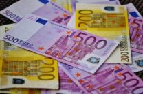 Prejudiciu de sute de mii de euro, prin vânzarea unor spații comerciale în Capitală, la un preț subevaluat